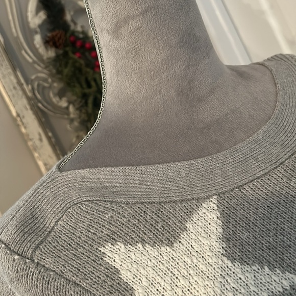 Grey Sweater with White Stars. - Size Medium - Ribbed collar and Sleeves. - Picture 4 of 6